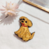 Broche artisanale chien doré