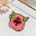 Broche artisanale hibiscus rose