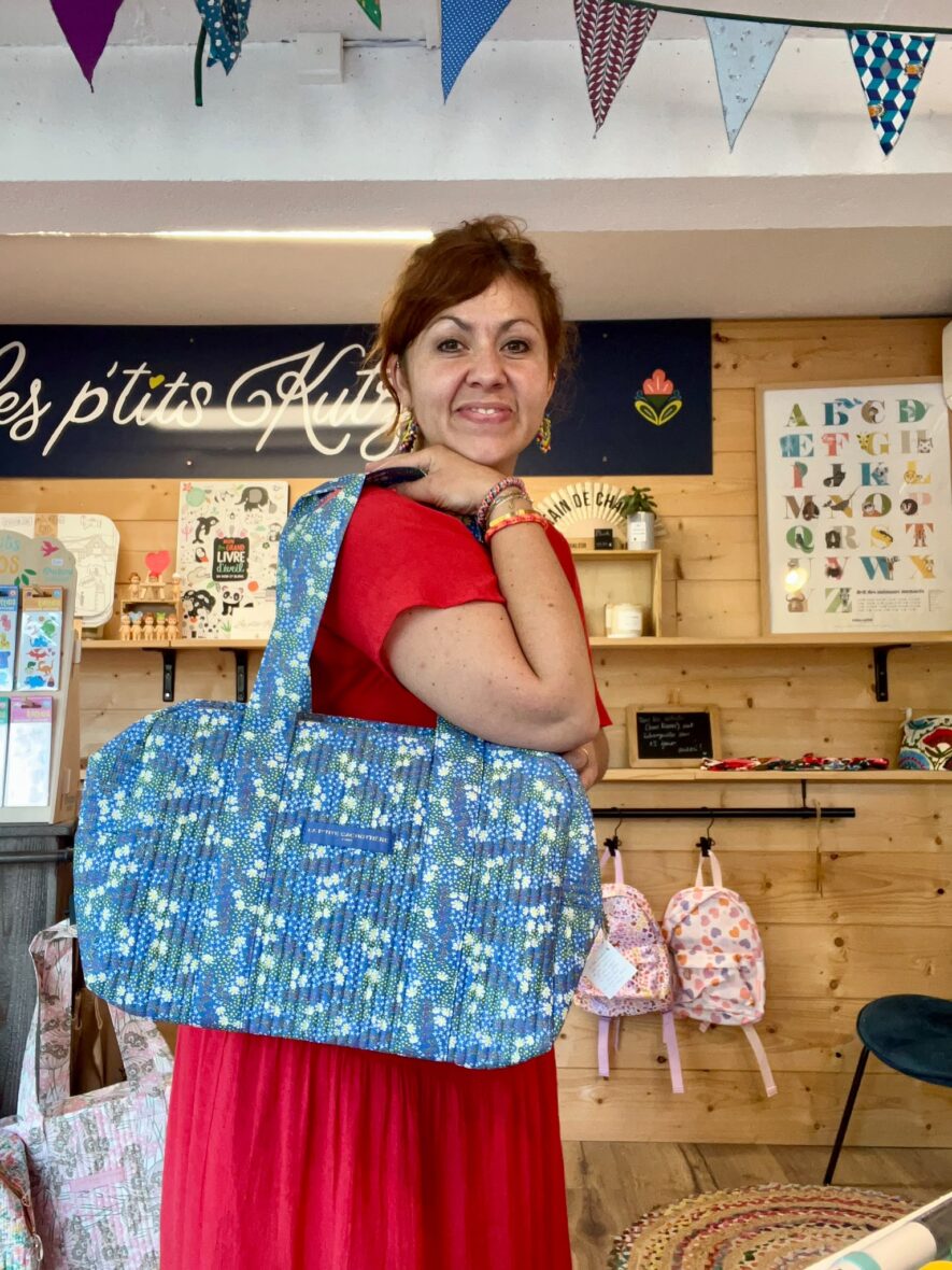 sac-bleu-fleuri-porté